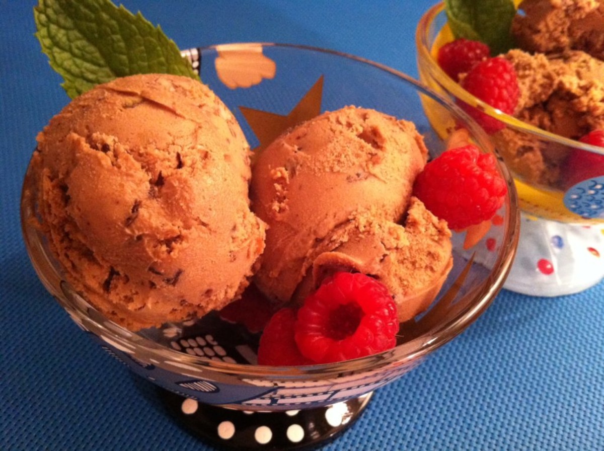 CHOCOLATE PEANUT BUTTER ICE CREAM